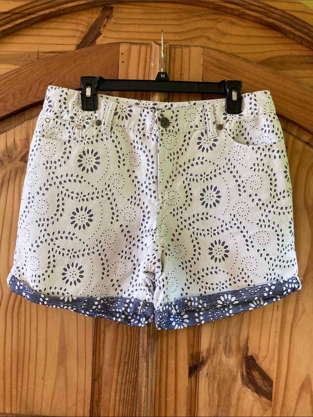 Code Bleu Chloe low rise white blue eyelet lace cuffed hem shorts size 10